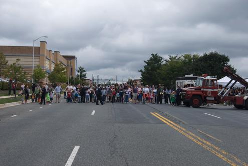 The crowds waiting for the Eagle-2 to shut down the rotors