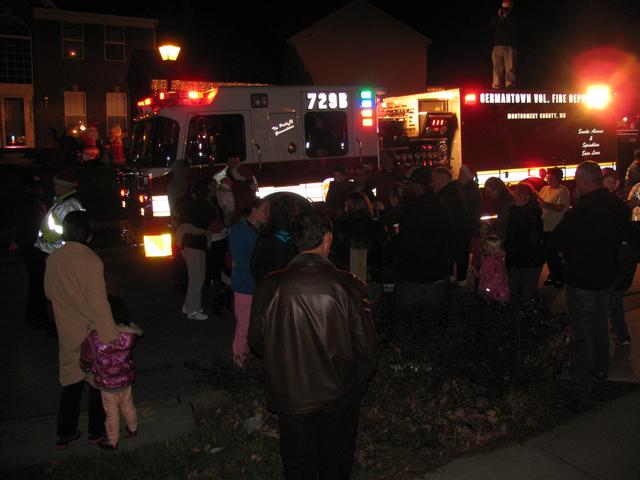 Engine 729B in the background as Santa walks around to the crowd.