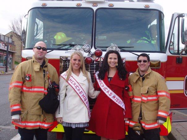 Brittany Sullivan, America's Miss Teen 2009 and Caroline Kuhlman, America's Miss 2009 in front of Engine 729B with Firefighters Rob King and Mitch Dinowitz at the Silver Spring Thanksgiving Parade.